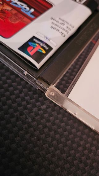 Toshiden 4 ps1 La carcasa tiene la esquina rota.