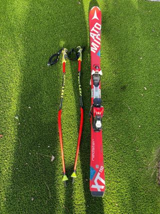 Esquís de slalom de Atomic con bastones Leki