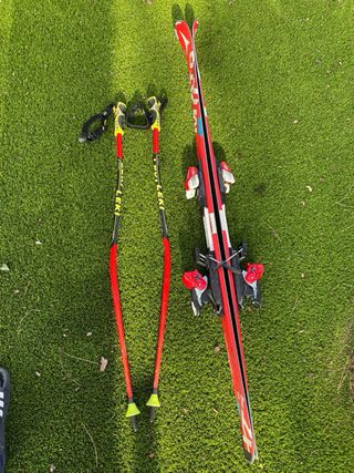 Esquís de slalom de Atomic con bastones Leki