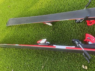 Esquís de slalom de Atomic con bastones Leki