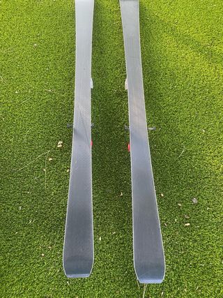 Esquís de slalom de Atomic con bastones Leki