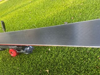 Esquís de slalom de Atomic con bastones Leki