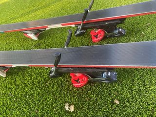 Esquís de slalom de Atomic con bastones Leki