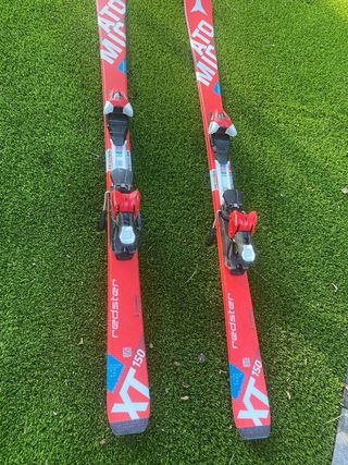 Esquís de slalom de Atomic con bastones Leki