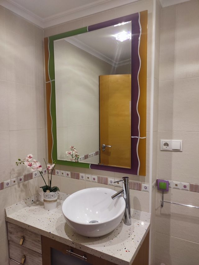 ESPEJO DE BAÑO CON MARCO DE VIDRIO TEMPLADO