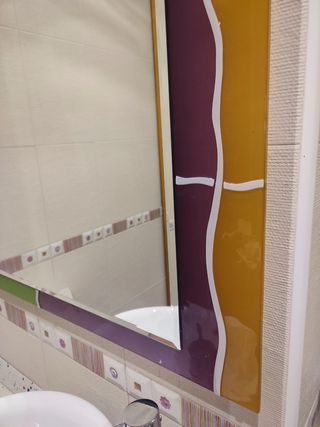 ESPEJO DE BAÑO CON MARCO DE VIDRIO TEMPLADO