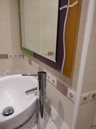 ESPEJO DE BAÑO CON MARCO DE VIDRIO TEMPLADO