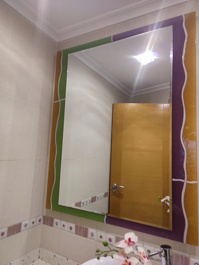 ESPEJO DE BAÑO CON MARCO DE VIDRIO TEMPLADO