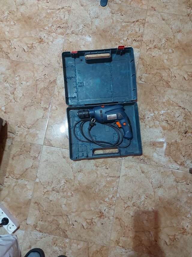 Taladro eléctrico reversible