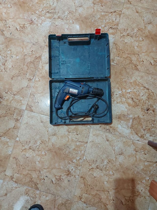 Taladro eléctrico reversible