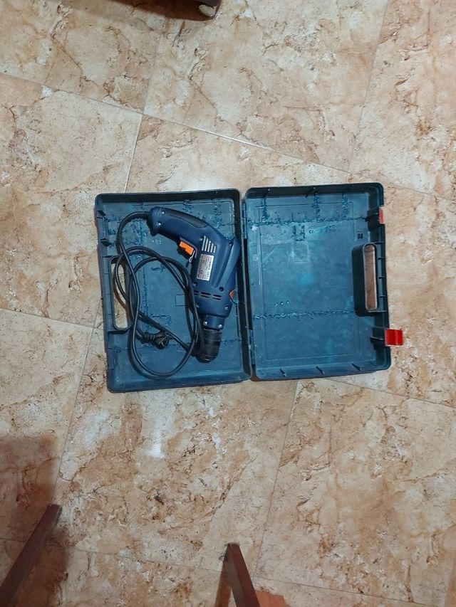 Taladro eléctrico reversible