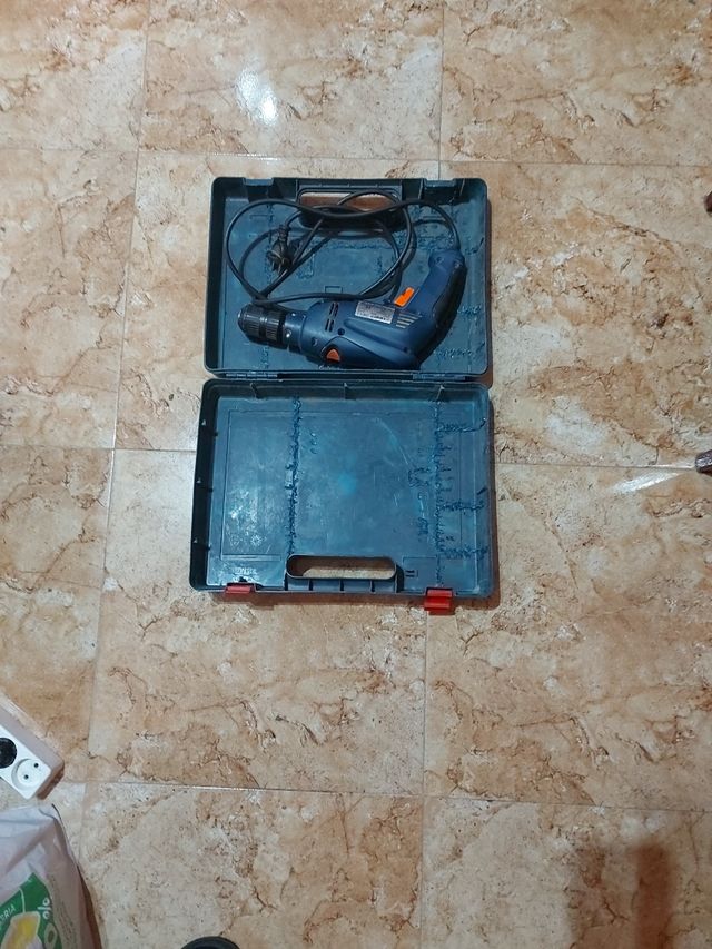 Taladro eléctrico reversible