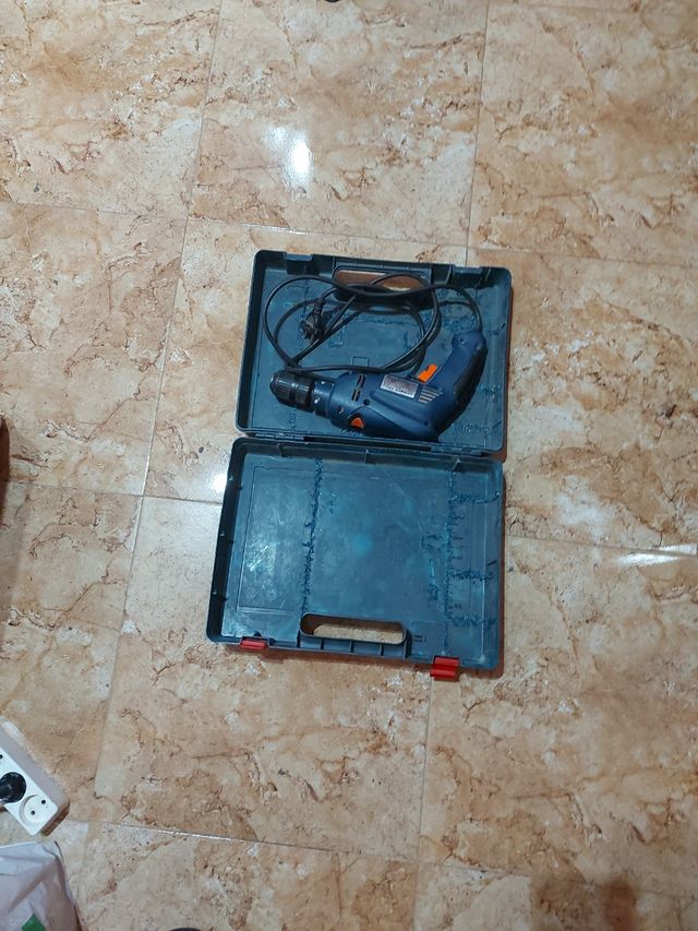 Taladro eléctrico reversible