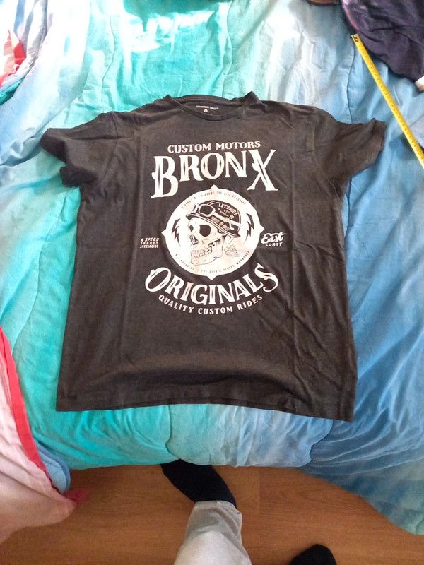 T-shirt con stampa teschio motociclista