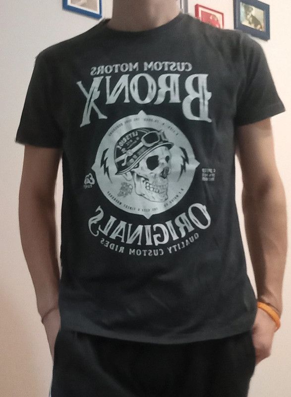 T-shirt con stampa teschio motociclista