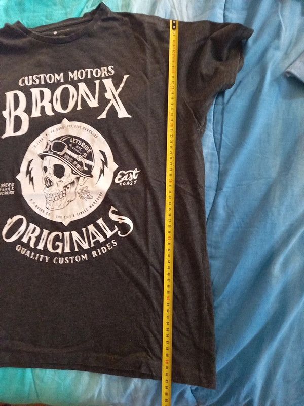 T-shirt con stampa teschio motociclista