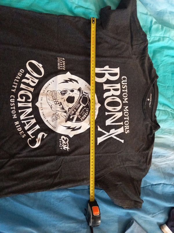 T-shirt con stampa teschio motociclista