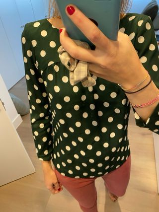 Blusa verde con lunares 