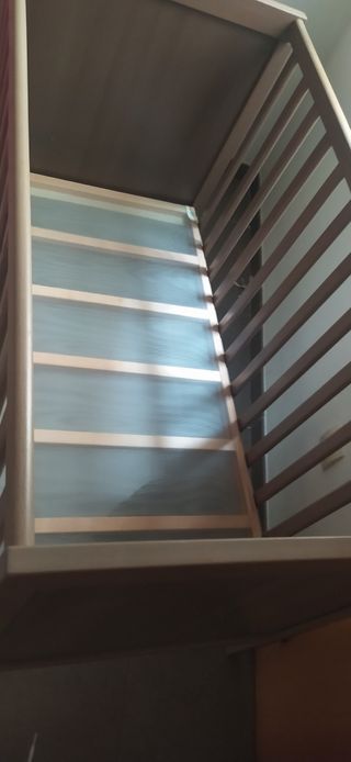 Cuna de madera y colchon