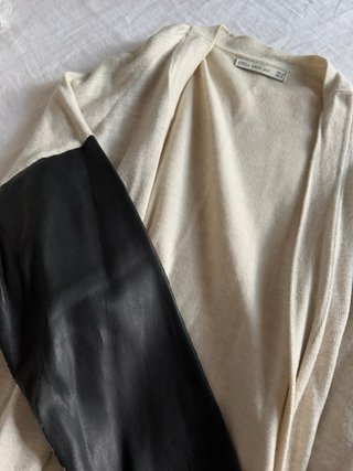 Chaqueta con mangas cuero Zara