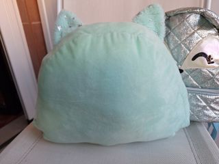 Lote  de mochila, monedero y cojin.