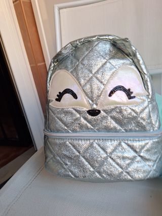 Lote  de mochila, monedero y cojin.