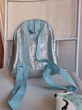Lote  de mochila, monedero y cojin.