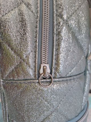 Lote  de mochila, monedero y cojin.