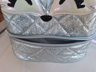 Lote  de mochila, monedero y cojin.