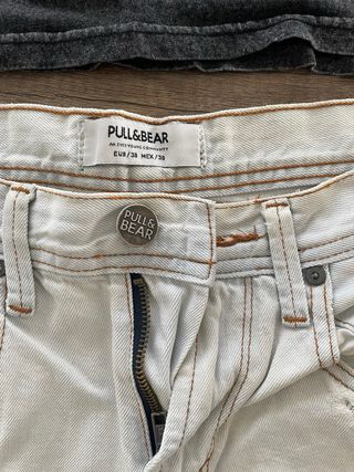 Camiseta GN’R y pantalón vaquero corto PULLandBEAR