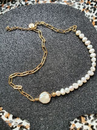 Cadena dorada con perlas