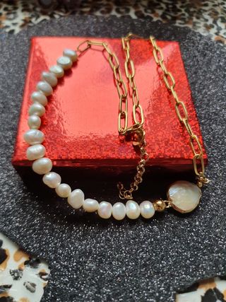 Cadena dorada con perlas