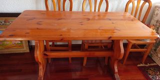Mesa Maziza de Pino con cuatro sillas