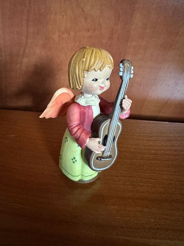Angelito policromado con guitarra vintage