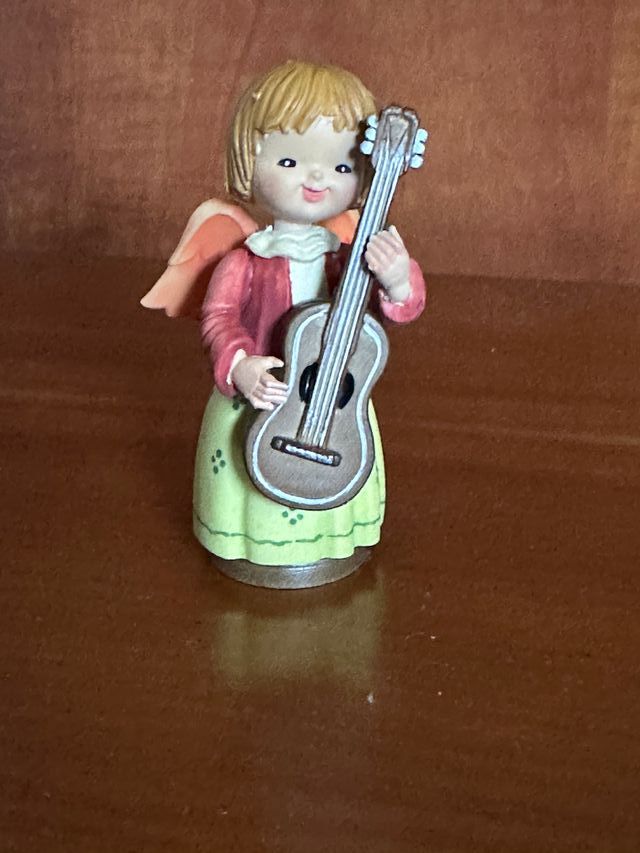 Angelito policromado con guitarra vintage