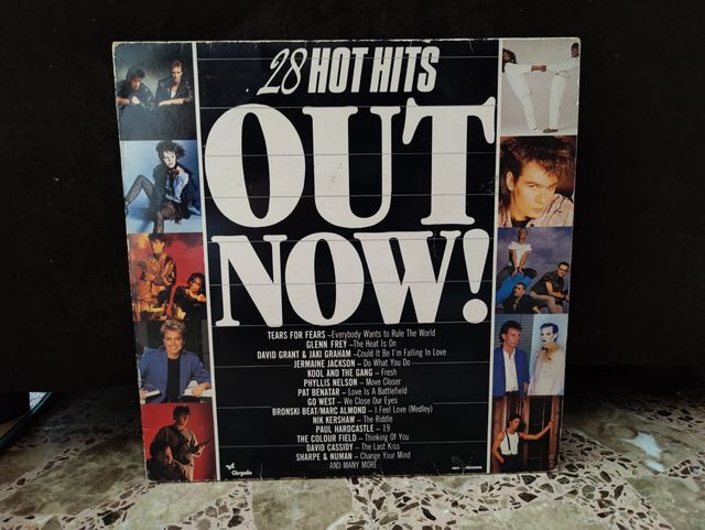 Vinilo 28 Hots Hits Out Now!
