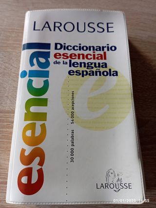Diccionario de La Lengua Espanola: Esencial (Spanish Edition)