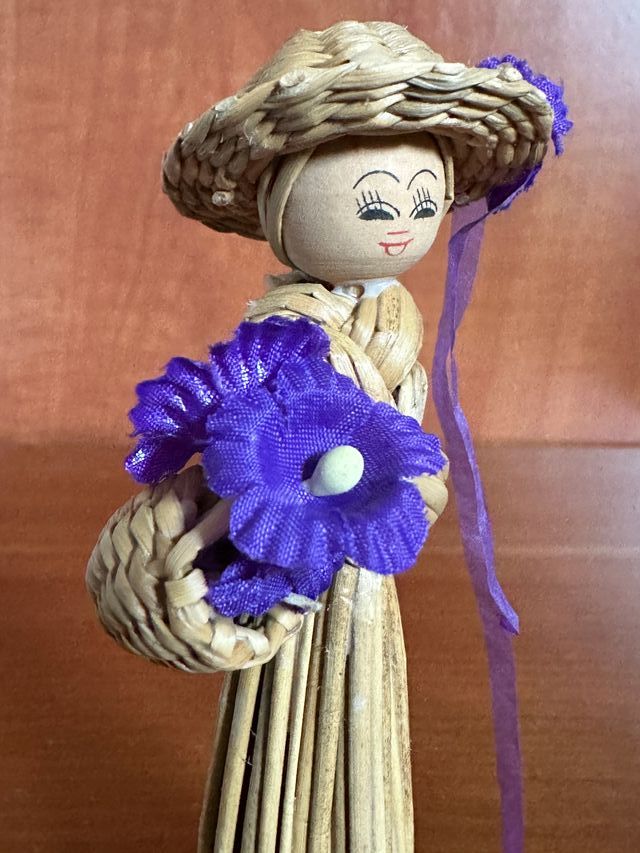 Dama de mimbre con detalles morados