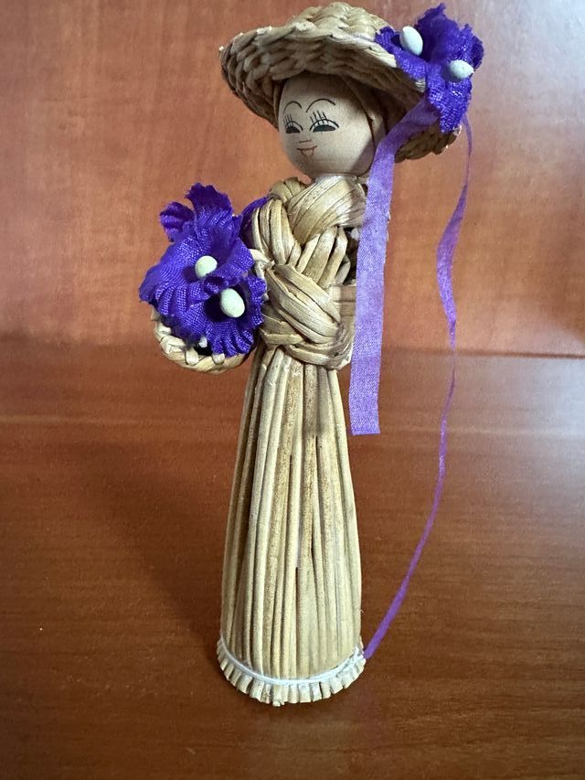 Dama de mimbre con detalles morados