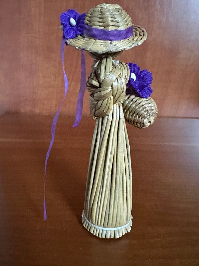 Dama de mimbre con detalles morados