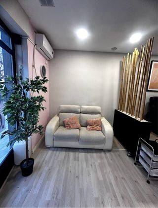 Traspaso salon de uñas y estetica valencia 