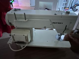 Maquina de Coser Refrey