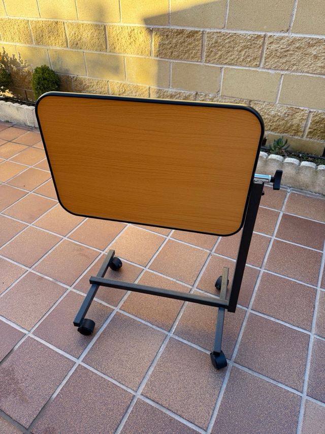 Mesa de ruedas auxiliar