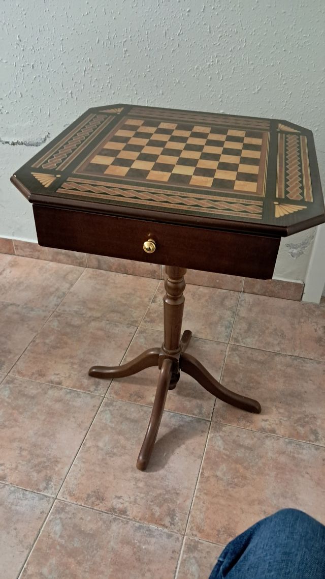 Mesa de ajedrez antigua PRECIO NEGOCIABLE