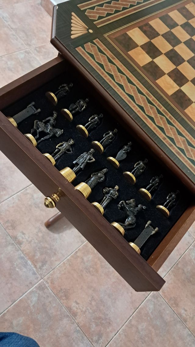 Mesa de ajedrez antigua PRECIO NEGOCIABLE