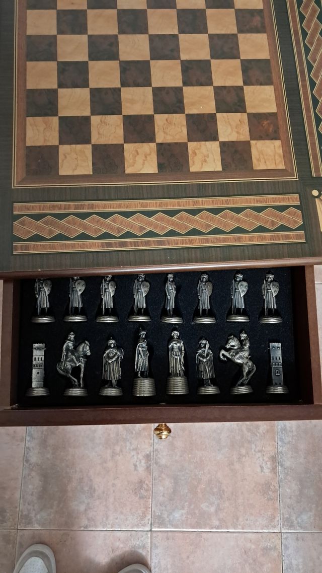 Mesa de ajedrez antigua PRECIO NEGOCIABLE
