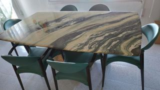 Mesa de comedor de marmol y seis sillas,
