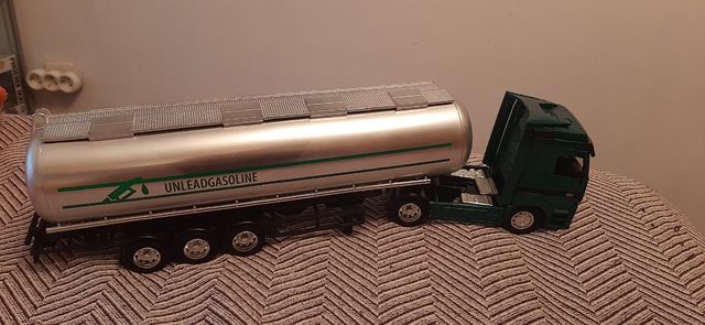 Camión con cisterna New Ray escala 1:32