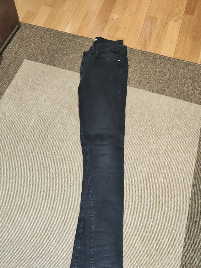 Pantalón vaquero negro