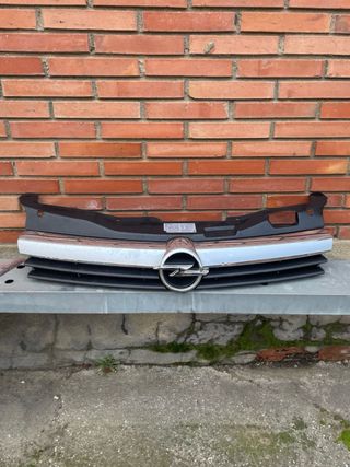 Opel Astra H Rejilla superior del radiador 